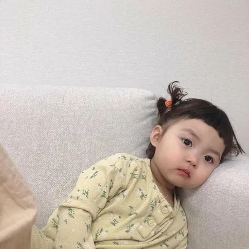 Gương mặt tròn xoe của bé Hàn làm mạng xã hội bùng nổ