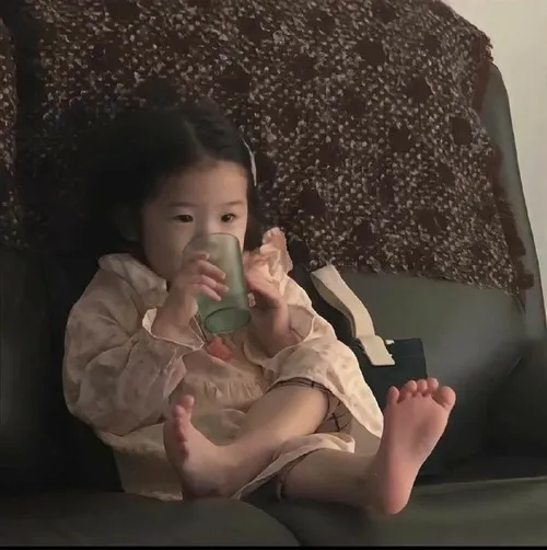 Meme dỗi giận bé nhỏ vibe idol nhí