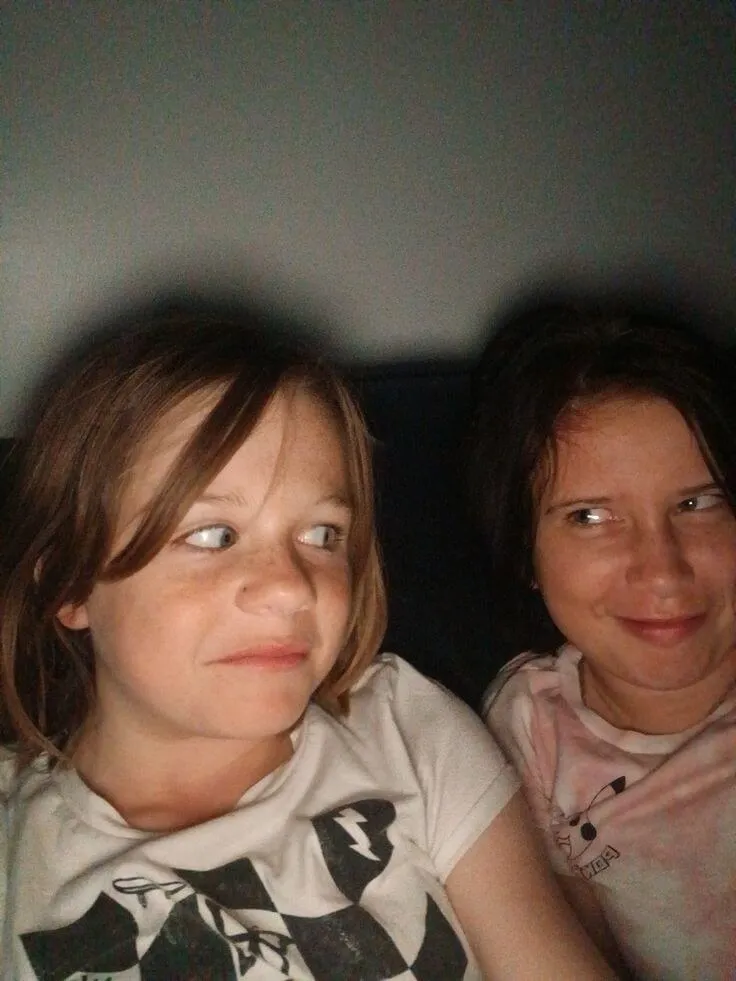 Hai bạn trẻ liếc mắt đưa tình