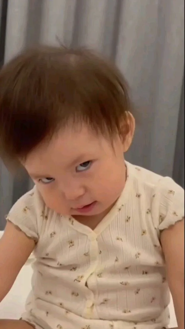 Hình chế em bé lườm đáng yêu khó tả