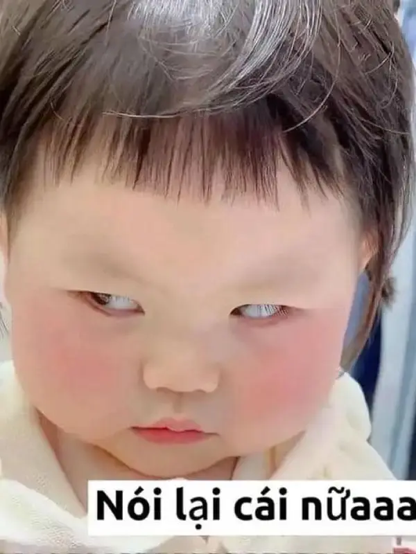 Meme em bé lườm với vẻ mặt khó chịu
