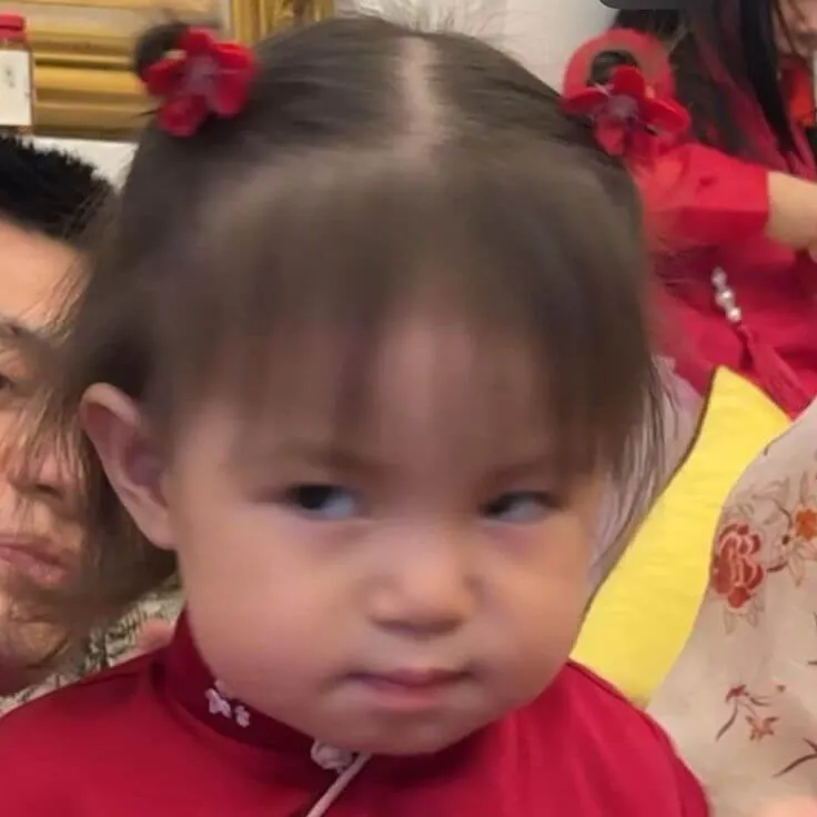 Hình troll em bé liếc trông vừa sợ vừa buồn cười