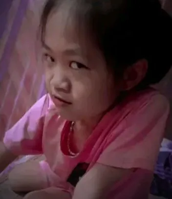 Ảnh chế em bé liếc ánh nhìn tò mò