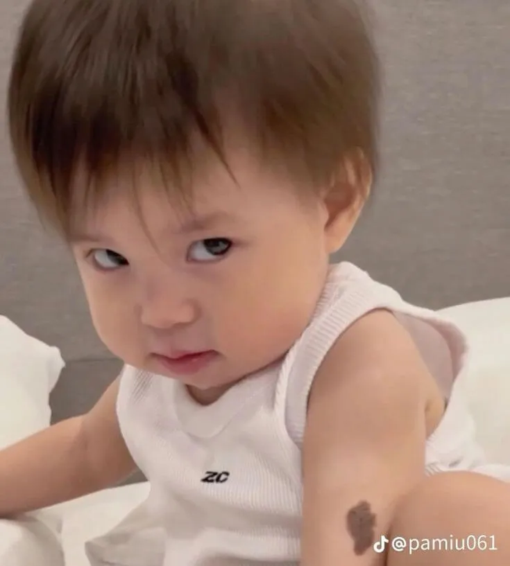 Meme hài em bé lườm khuôn mặt chán chường