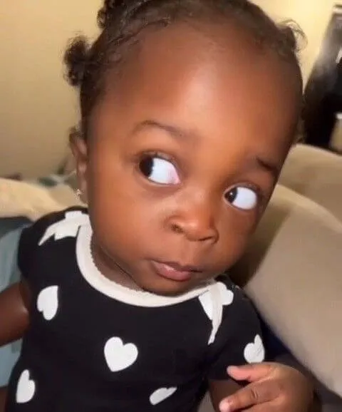 Ảnh troll em bé da đen liếc ánh mắt gắt gỏng