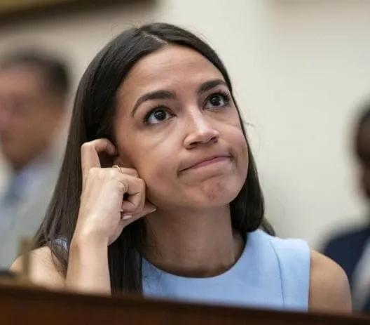 Meme chế gãi đầu suy nghĩ