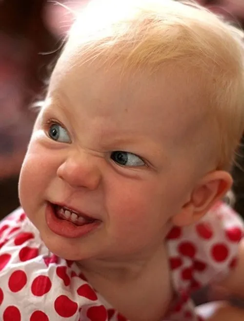 Meme giận biểu cảm cau có, thể hiện cảm xúc cực mạnh