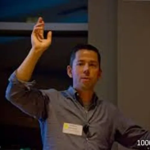 Meme giơ tay cực hot: Khi xin ý kiến lại thành tâm điểm gây cười