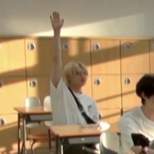 Meme chế giơ tay xin ý kiến TikTok