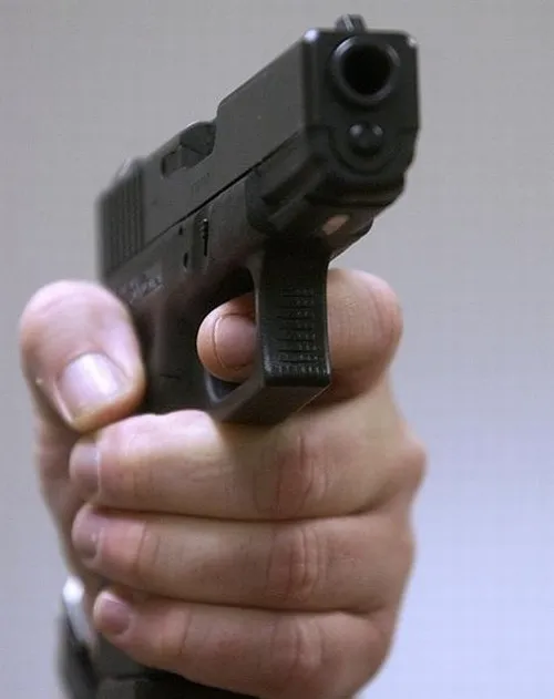 Ảnh hài súng revolver kèm biểu cảm tức xỉu