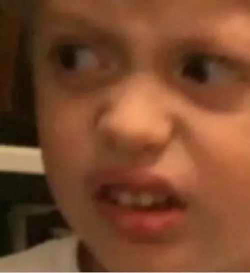 Hình chế nụ cười khinh thường điển hình