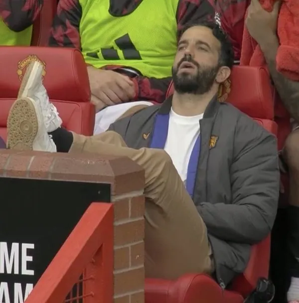 Meme hài MU thua đậm mà vẫn sang