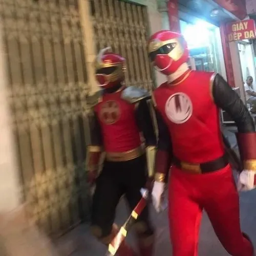 Ảnh troll siêu nhân điện quang nghiêm túc mà buồn cười cực độ