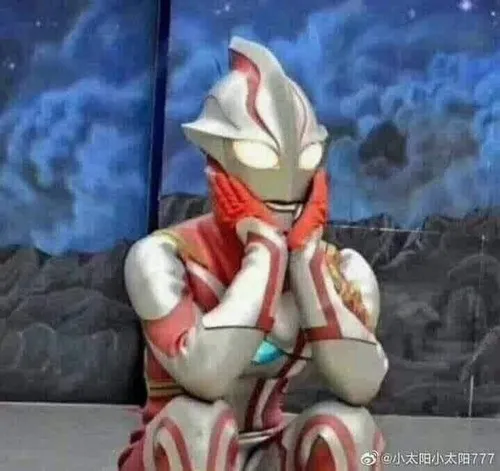 Meme siêu nhân điện quang pose dáng cực ngầu mà cực lú