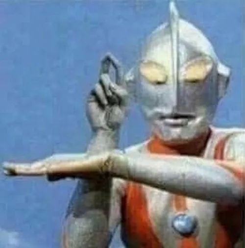 Ảnh chế Ultraman đứng giữa trời tự hỏi “ta là ai”