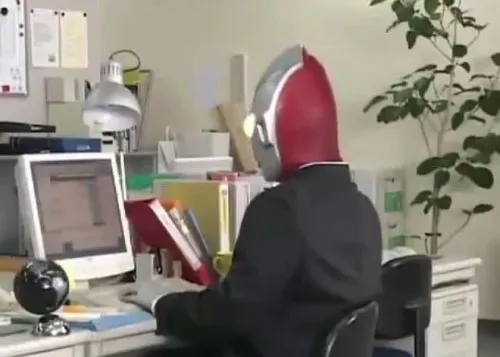 Meme điện quang nghiêm túc nhưng caption troll cực mạnh