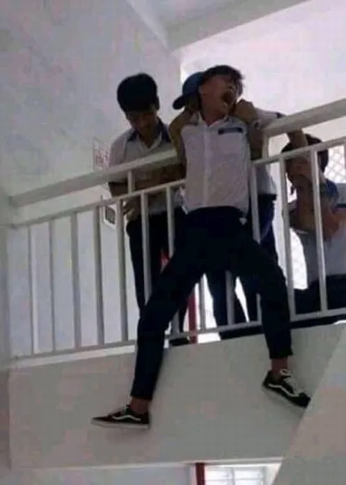 Meme hài học bài khóc nước mắt và sách vở cùng rơi