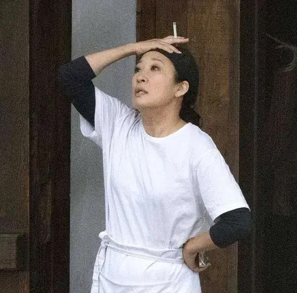 Meme hài bà bác hút thuốc lá dáng thảnh thơi