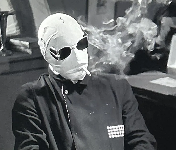 Ảnh chế châm điếu xì gà như đang suy tính