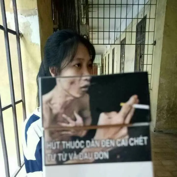 Meme chế châm tẩu thuốc trong dáng ngồi chán nản