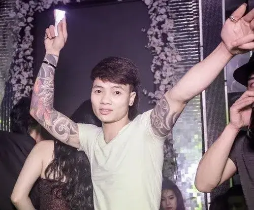 13 Ảnh troll biểu cảm ngông nghênh của Khá Bảnh khi livestream