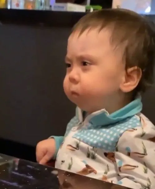 Ảnh chế ánh nhìn mệt mỏi nhưng vẫn tinh tế