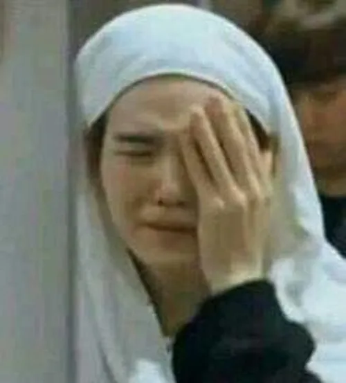 Meme chế lau nước mắt nhẹ nhàng kiểu phim Hàn