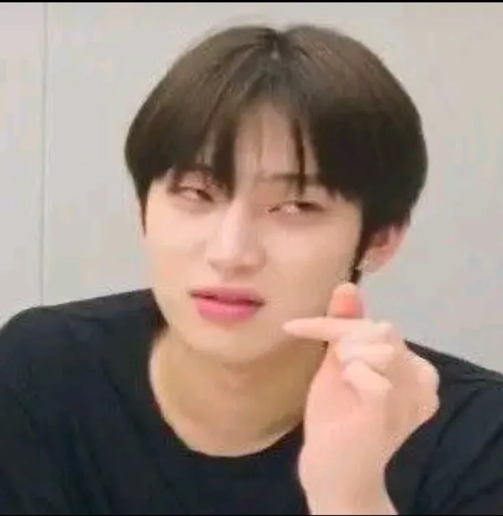 Meme ánh nhìn cộc cằn nhưng buồn cười