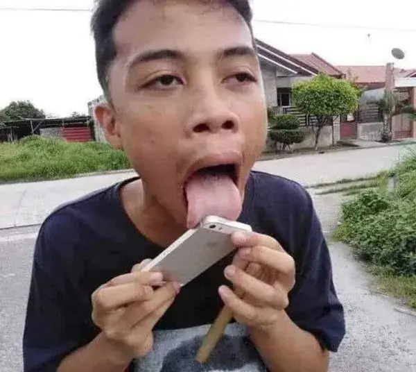 Ảnh hài liếm điện thoại