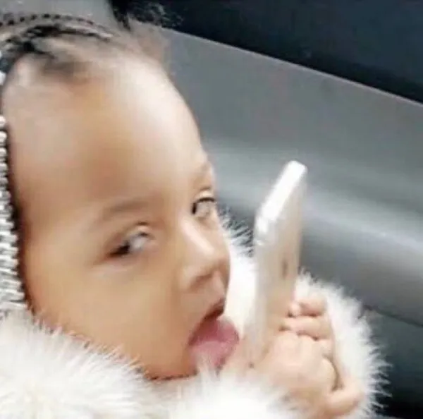 Meme em bé liếm điện thoại