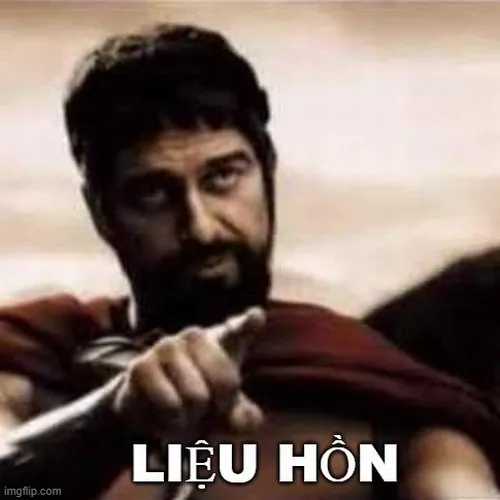 Hình chế chỉ tay, mặt cau có mà buồn cười.