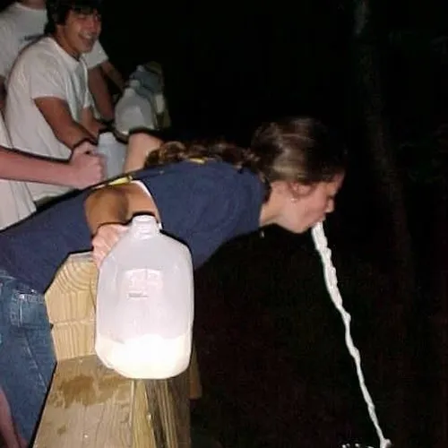 Hình chế vui mô tả cảm giác phát ói vì cringe