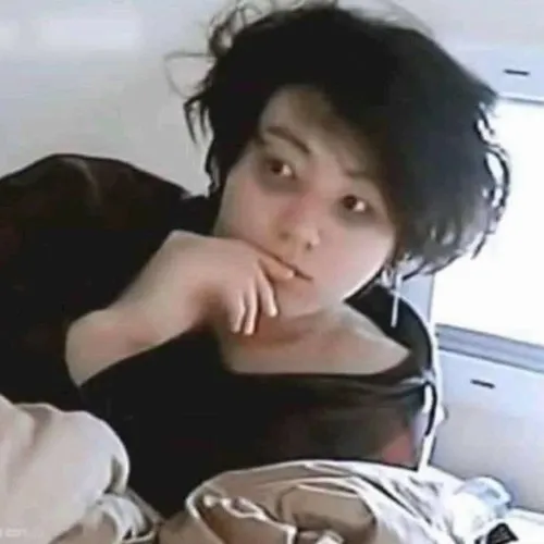 Mặt thâm, cười gượng và tách cà phê: công thức hài mệt kinh điển