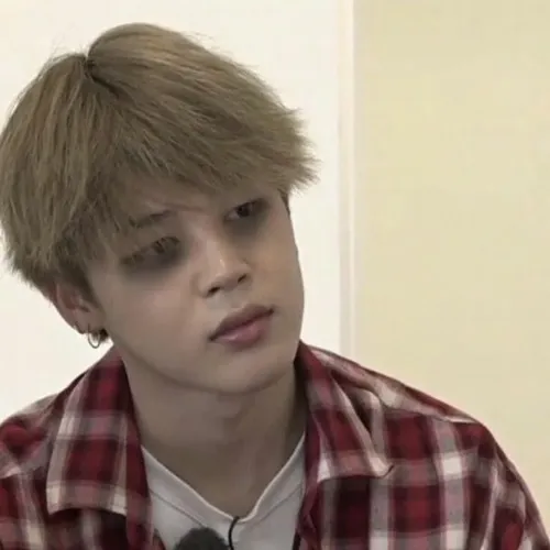 Ảnh troll quầng thâm và nụ cười gượng gạo