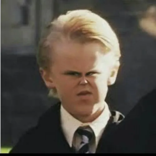 Meme hài thiểu năng pha ánh mắt trống rỗng nhìn xa xăm