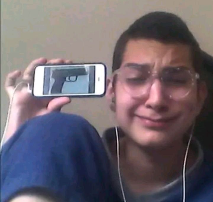 Hình troll khuôn mặt ướt nhòe cảm xúc