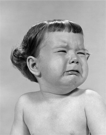 Meme em gái mếu máo