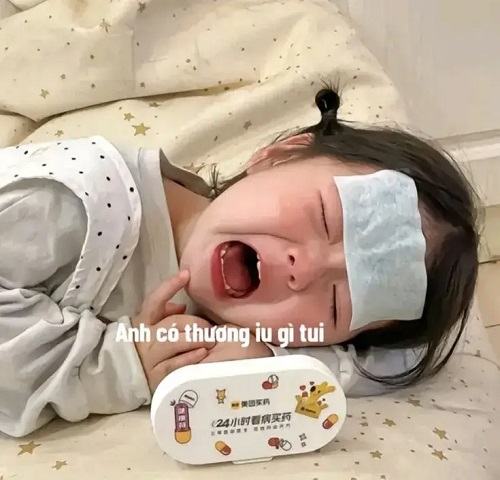 Meme em bé mếu máo cực hợp khi bị đời vả