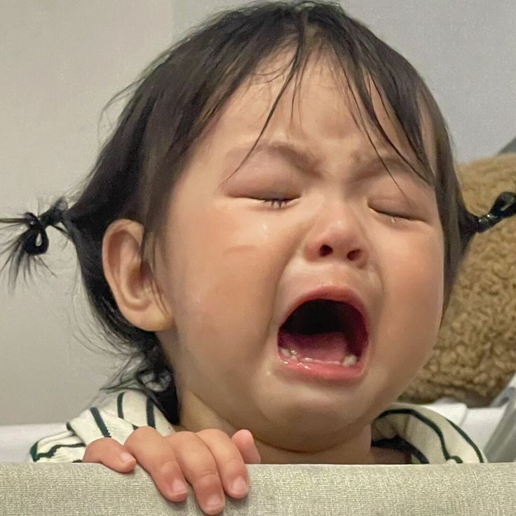 Hình chế bé gái mặt rầu rĩ mà vẫn buồn cười