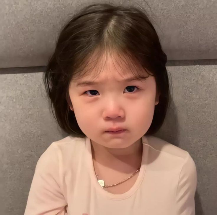 Meme em bé mếu máo làm ai nhìn cũng mềm lòng