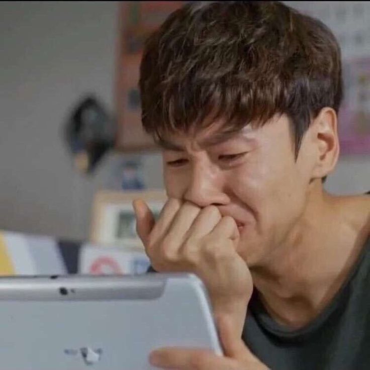 Meme mếu máo biểu cảm ngây thơ muốn khóc