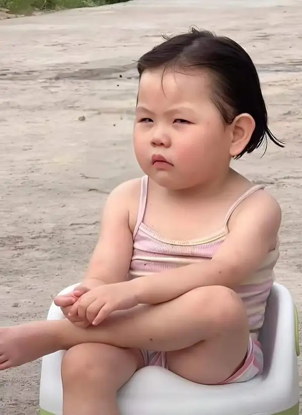 Hình chế em bé lườm tình nghi buồn cười