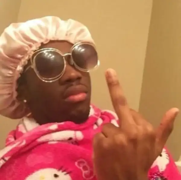 Ảnh vui anh da đen giơ ngón giữa hài