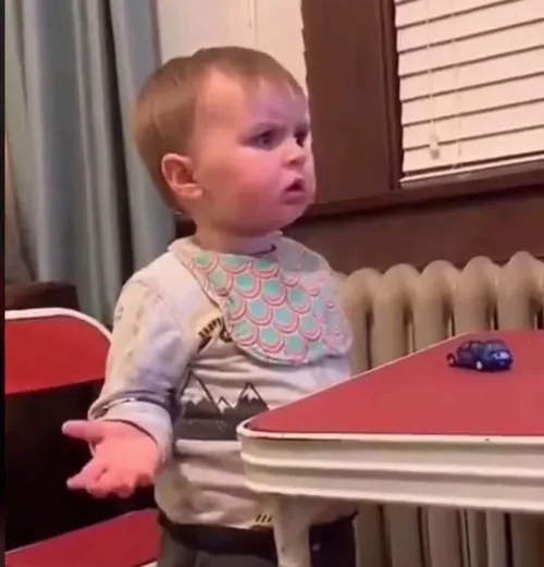 Meme nhăn mặt khó hiểu