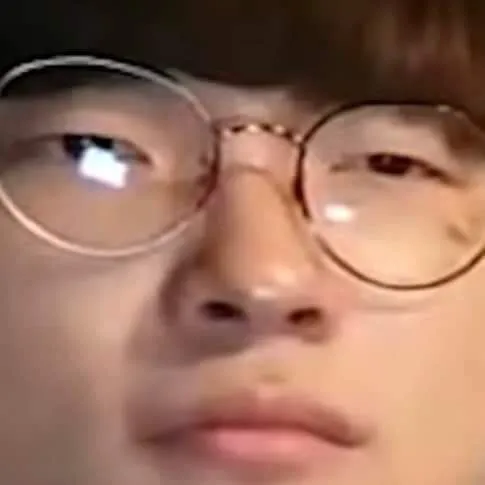 Ảnh troll ánh mắt dò xét điển hình trong bình luận TikTok