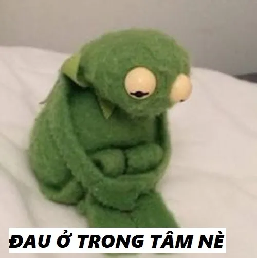 Meme chế chỉ tay vào ngực, buồn da diết.