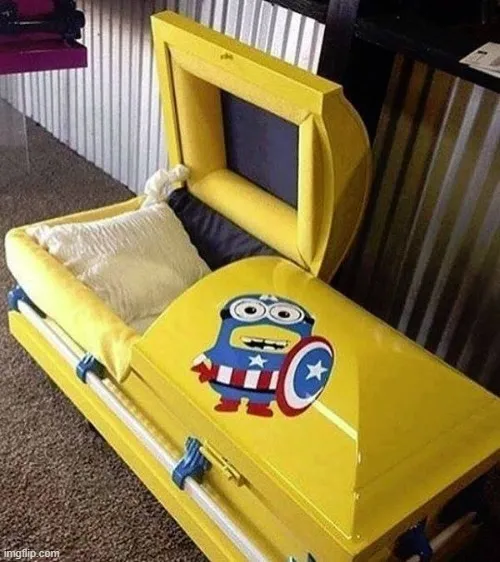 Khoảnh khắc quan tài trôi giữa sông, u ám mà lạ