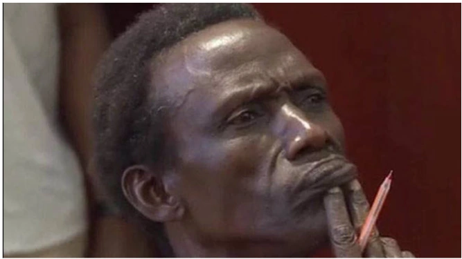 Ảnh chế suy tư chống cằm nhìn xa xăm