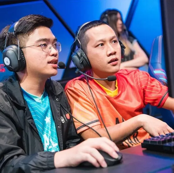 Meme hài Thầy Ba đọc comment mà thở dài