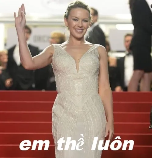 Ảnh vui người bạn thề nhưng ánh mắt lạc lõng